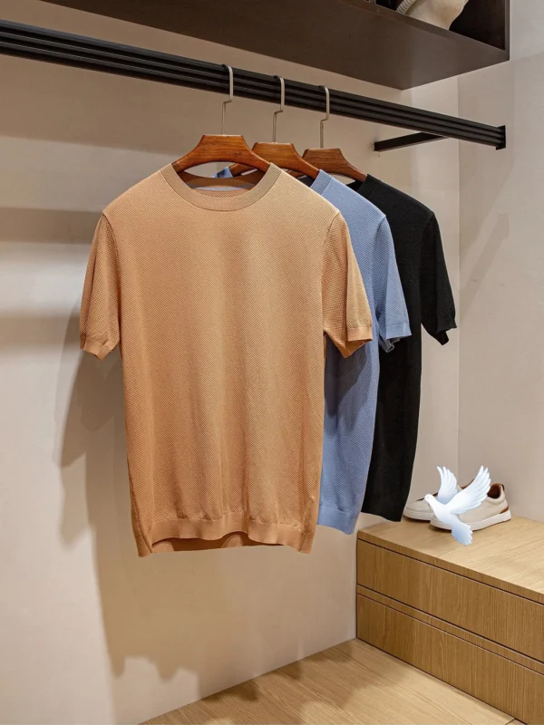 تي شيرت صيفي رجالي بقصّة Slim-Fit - مزيج قطن حرير التوت من ليوسيل، محبوك بنقشة الأناناس، تي شيرت كاجوال خفيف الوزن برقبة دائرية