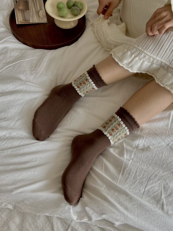 Women's Fashionable Retro Mid-calf Socks