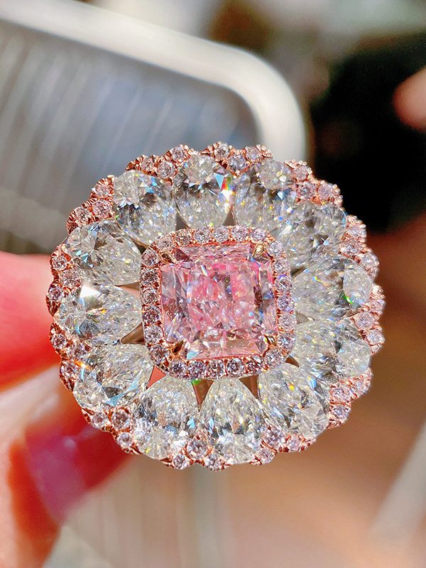 Fashion Pillow-shaped Argyle Elegant Socialite Diamond Ring