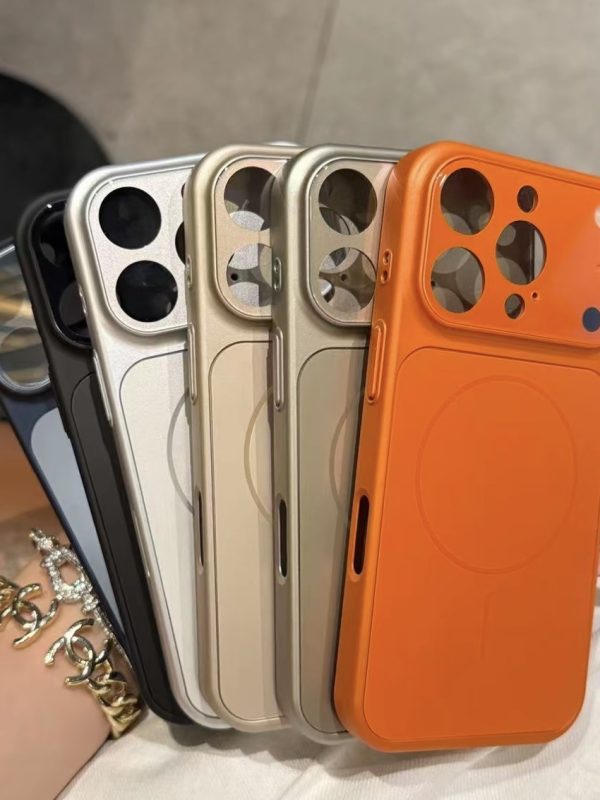 جراب هاتف مغناطيسي متكامل بلون موحد، مصنوع من زجاج نانو غير لامع، متوافق مع تقنية MagSafe، مناسب لهواتف آيفون 17، إير، 16، 15، 14، 13، برو ماكس، مزود بخاصية الشحن اللاسلكي المغناطيسي.